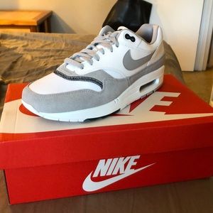 White Nike Air Max 1